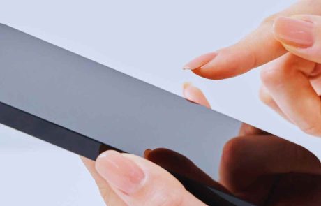 למה סמארטפונים פרימיום מרגישים יציבים יותר? השוואת טכנולוגיות ייצור