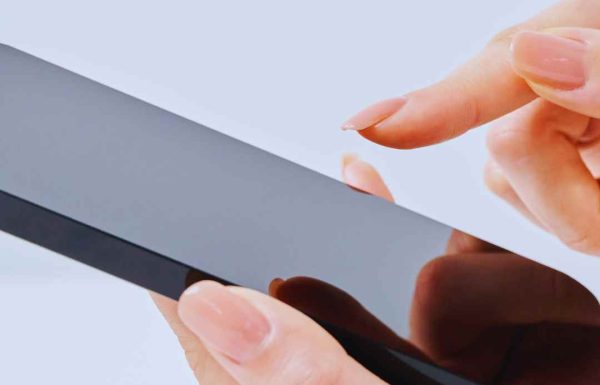 למה סמארטפונים פרימיום מרגישים יציבים יותר? השוואת טכנולוגיות ייצור